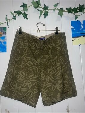 🌹🌺🥀Patagonia Olive Green Floral Board Shorts